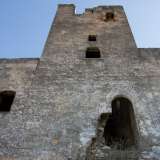 ...� caratterizzata da un�alta torre che si erge al centro di una costruzione a pianta rettangolare